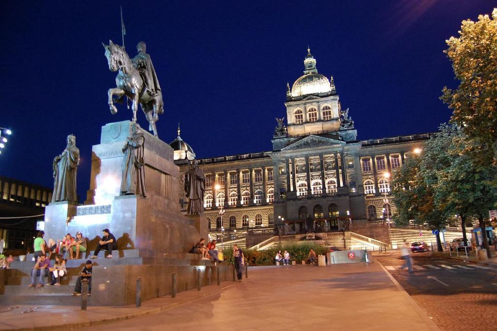 Prague Palace - Wenceslas Square Екстериор снимка